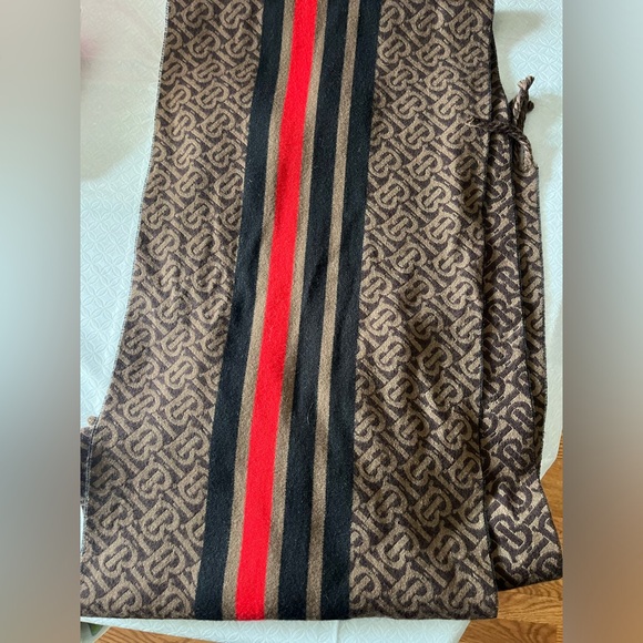 New with tags Burberry wool TB monogram scarf - Picture 4 of 10